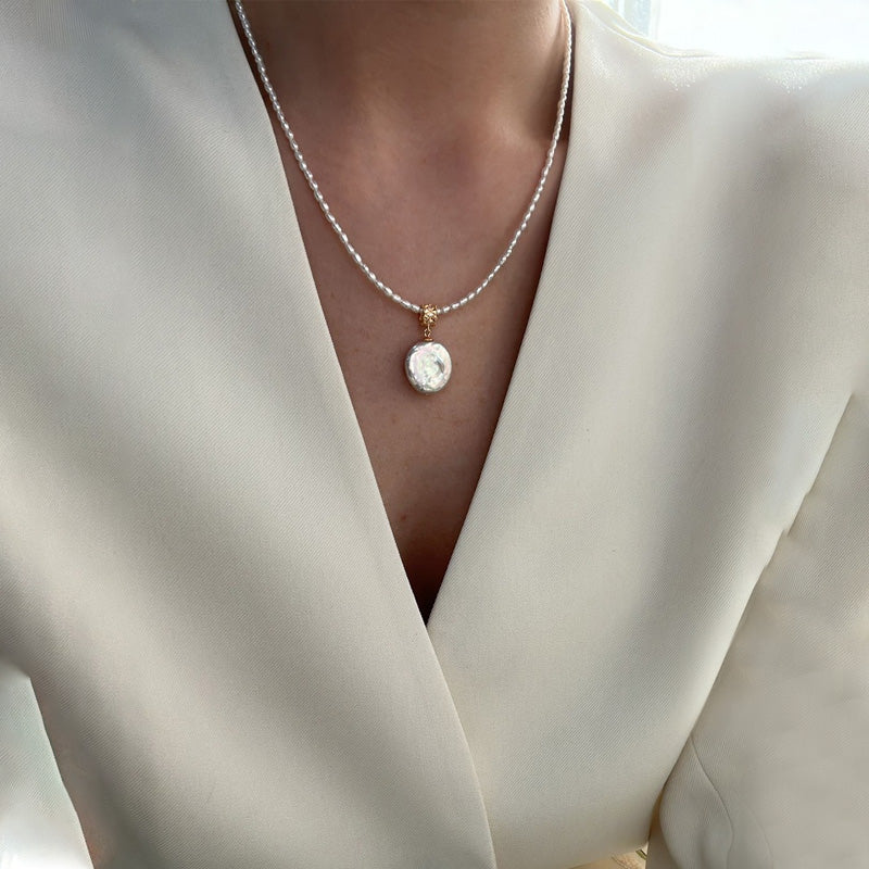woman wearing Loxun Roman Holiday pearl pendant necklace adjustable 39+5cm gold chain